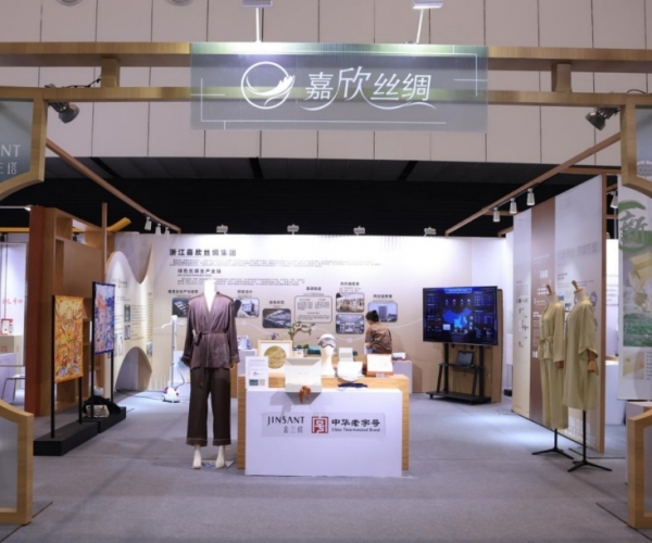 尊龙人生就是博首页丝绸亮相首届浙江省历史经典工业展
