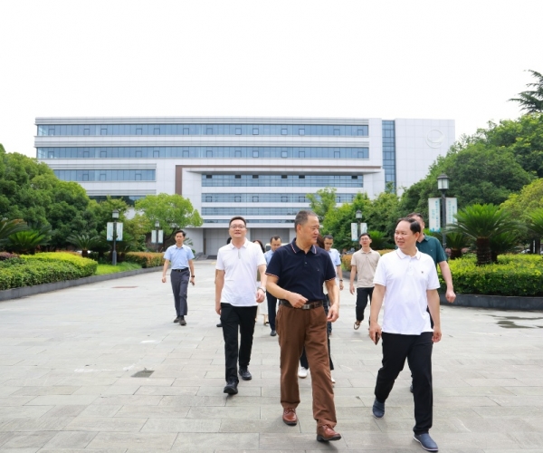 河池市向导赴嘉兴调研尊龙人生就是博首页丝绸 共商高端丝绸项目落地大计